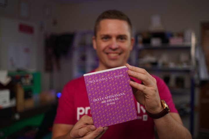 Melnbaltu-gramatu-drukasana