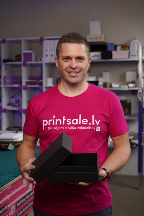 Melnas-kartona-kastes